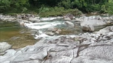 Bir sürü büyük kayası olan temiz suyu olan bir nehir.