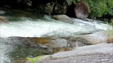 Bir sürü büyük kayası olan temiz suyu olan bir nehir.