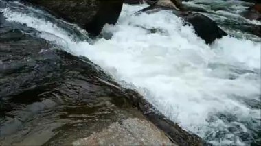 Bir sürü büyük kayası olan temiz suyu olan bir nehir.