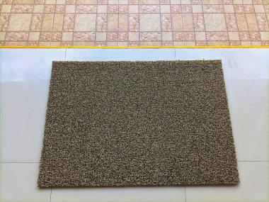 Cami terasında paspas.