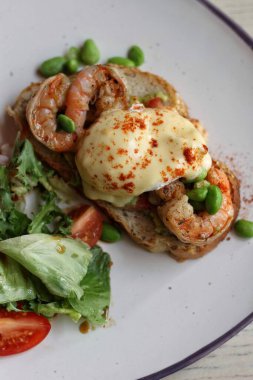 Karidesli sağlıklı Akdeniz kahvaltısı