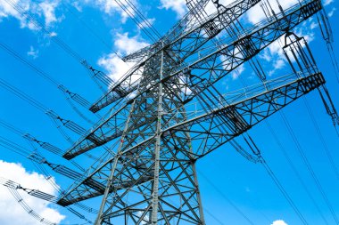 Elektrik iletimi. Yüksek elektrik direkleri. Enerji kaynağı. Enerji dağılımı. Enerji iletimi konsepti. Yüksek voltaj arzı