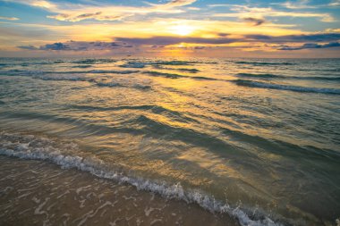 Deniz arka planı bulutlu gökyüzü. Okyanus sahilinde gün batımı ya da gün doğumu. Web tasarımı için fotoğraf