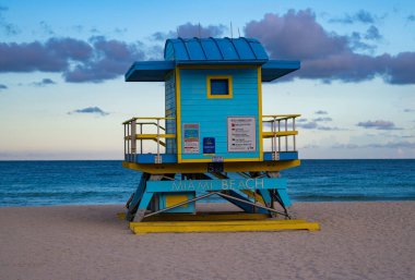 Miami sahilindeki cankurtaran kulesi. Sahildeki kulübe. Miami Güney Sahili. Kumsalda güneşli bir gün