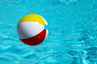 Yaz tatili. Plaj topu. Yaz partisi. Şişirilebilir plaj topu. Suda oynamak için çizgili top. Metin için alanı kopyala
