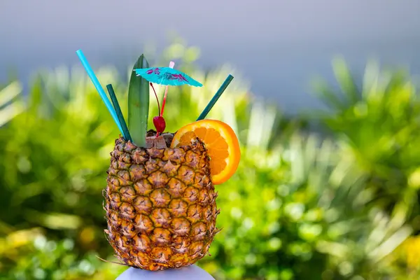 Yaz tatili ve kokteyl barı. Taze alkolik ananas kokteyli. Yaz alkollü kokteyli. Pina Colada kokteyli. Ananas içeceği.