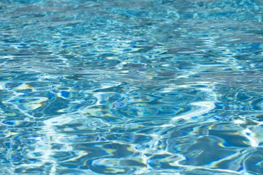 Havuz suyu yüzeyi. Su dokusu. Yüzme havuzu yüzeyi. Mavi su arka planı. Yüzme havuzu su yüzeyinin arka planı