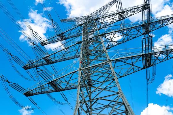 Aktarım teknolojisi. Akıllı şebeke İletişim enerjisi. Yüksek güç elektrik direği. Elektrik iletim hatları olan yüksek voltaj kulesi. Enerji endüstrisi. Yüksek güç iletim pilonu