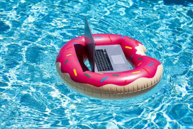 Uzaktan kumanda çalışıyor. Yaz işi. Reklam için yer ayır. Serbest bir iş. Yaz tatilinde iş. Boş ekranlı dizüstü bilgisayar. Yaz tatili kavramı