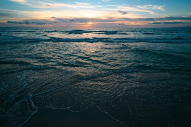 Sahilde okyanus dalgaları. Arka plan için su manzarası. Deniz doğumu. Günbatımı ya da gün doğumu Denizde deniz manzarası