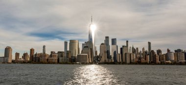Dünya Ticaret Merkezi 'nin New York silueti. Bir Dünya Ticaret Merkezi. Hudson Nehri üzerinde Manhattan Skyline olan New York şehri manzarası. WTC