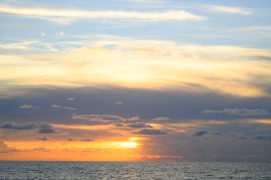 Deniz Burnu. Okyanus sahili arka planı. Manzaralı sahil manzarası. Deniz gündoğumu suyu. Deniz doğumu doğa arka planı. Günbatımı ya da gün doğumu Denizde deniz manzarası