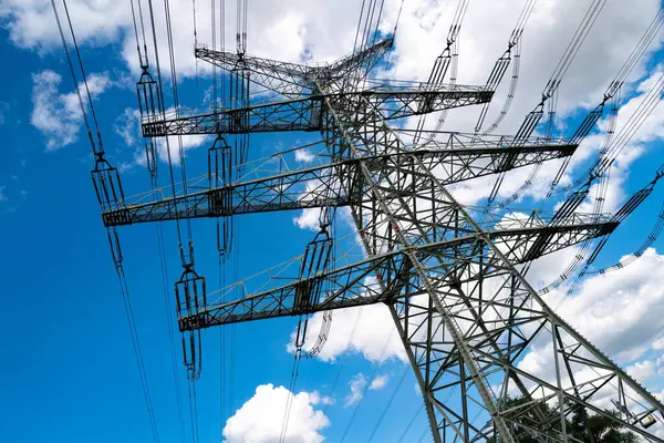 Elektrik iletimi. Yüksek elektrik direkleri. İletişim hatları gökyüzünde. Aktarım kuleleri. Enerji dağılımı. Enerji iletimi konsepti. Yüksek voltaj arzı