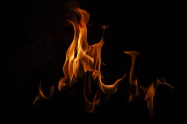 Ateşin dokusu siyah arkaplanda. Soyut yangın arka planı. Büyük yanan ateş. Ateş alev dokusu arkaplanını yak