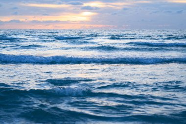 Dalgalar arka plana sıçrıyor. Okyanus dalgaları arka planı. Okyanus ya da deniz dalgaları. Gökyüzü ve bulutlar arka plan