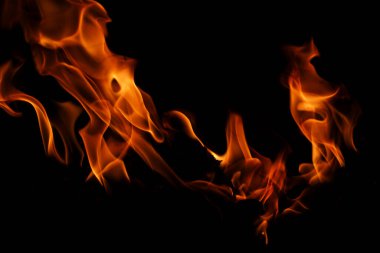 Ateşin dokusu siyah arkaplanda. Soyut yangın arka planı. Büyük yanan ateş. Ateş alev dokusu arkaplanını yak