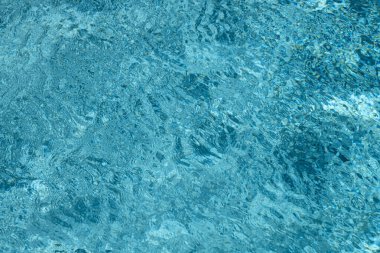 Havuz suyu yüzeyi. Mavi su dokusu. Mavi su yüzeyini kapatın. Deniz yüzeyi havadan görünüyor. Mavi yüzme anketi su yüzeyi. Desen dokusu