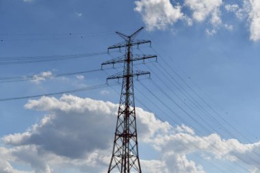 Aktarım teknolojisi. Akıllı şebeke İletişim enerjisi. Yüksek güç elektrik direği. Elektrik iletim hatları olan yüksek voltaj kulesi. Enerji endüstrisi. Yüksek güç iletim pilonu