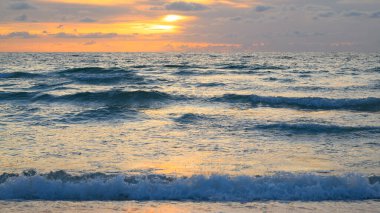 Dalgalar su sıçratıyor. Okyanus dalgaları ve deniz ufku. Okyanus ya da deniz dalgaları