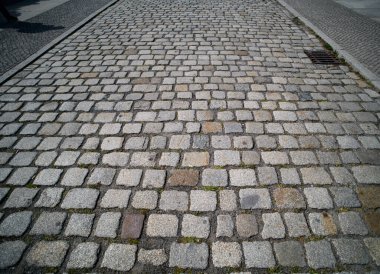 Çakıl taşı kaldırım arka planı. Parke taşlı yolun desenli arka planı. Arka plan için kaldırım taşı. Çakıl taşı yol geçmişi. KaldırımName