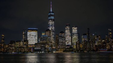 Geceleri New York 'ta. Dünya Ticaret Merkezi 'nin silüeti. Manhattan şehir merkezi. - New York. Şehir hayatı işte. Manhattan silueti. Dünya Ticaret Merkezi. New York 'ta akşam yürüyüşü