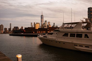 Dünya Ticaret Merkezi 'nin New York silueti. Manhattan şehir merkezi. New York 'ta şehir hayatı. Şehir hayatı işte. Manhattan silueti. WTC