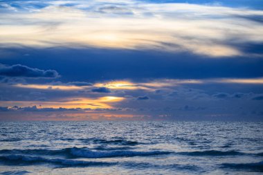 Okyanus sahili. Dalgalar arka plana sıçrıyor. Okyanus Dalgaları. Deniz dalgası. Okyanus manzarası ve yaz plajı.