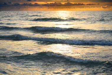 Okyanus dalgaları sıçrıyor. Okyanus dalgaları ve plaj arka planı. Okyanus ya da deniz dalgaları. Gökyüzü ve bulutlar arka plan