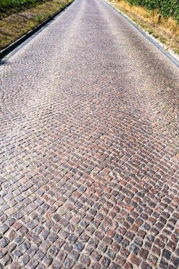 Kaya yolu geçmişi. Çakıl taşı kaldırım arka planı. Parke taşlı yolun desenli arka planı. Tuğla yol arka planı