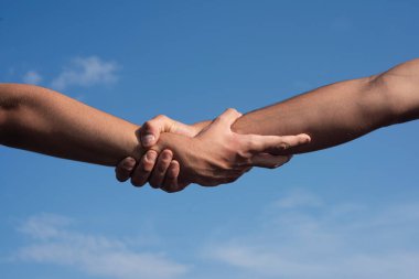 El konseptine yardımcı oluyorum. Yardım eli uzatıyorum. Destek konsepti. - Yakın çekim. Uzanmış, izole edilmiş bir kol, kurtuluş. İki el, bir arkadaşın koluna yardım.