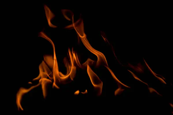 Siyah arka planda yangın alevleri. Alev alev dokusu. Fotokopi alevi. Alev alev yanan arka planda. Siyah arkaplanda alevler