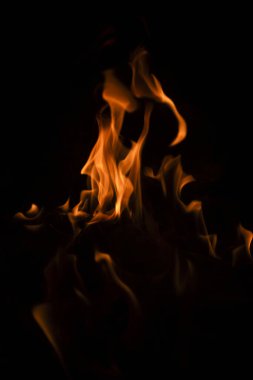 Siyah arka planda yangın alevleri. Ateş alevi dokusu. Fotokopi alevi. Alevler arka planda. Siyah arkaplanda alevler