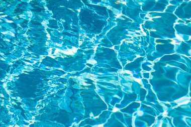 Havuz suyu yüzeyi. Mavi su dokusu. Mavi su yüzeyini kapatın. Deniz yüzeyi havadan görünüyor. Mavi yüzme anketi su yüzeyi. Desen dokusu