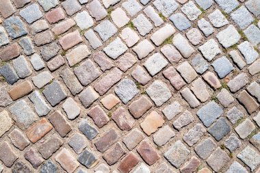 Bricks Yolu 'nun arka planı. Bricks Yolu 'ndaki arka planda. Taş kaplama kaldırım. Tuğla yüzey. Sert tuğlalı yol. Taş kaldırım dokusu