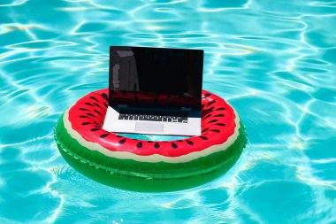 Boş ekranlı bilgisayar bilgisayarı. Yaz, tatil, teknoloji ve yaşam tarzı konsepti. Uzayı kopyala Serbest bir iş. Uzaktan kumanda çalışıyor. Çevrimiçi çalışma arkaplanı