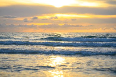 Dalgalar su sıçratıyor. Okyanus dalgaları ve Theresa Ufuk arkaplanı. Okyanus ya da deniz dalgaları