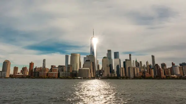 Dünya Ticaret Merkezi 'nin New York silueti. Bir Dünya Ticaret Merkezi. Hudson Nehri üzerinde Manhattan Skyline olan New York şehri manzarası. WTC