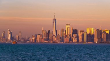Manhattan 'ın aşağısında Özgürlük Kulesi. Hudson Nehri üzerindeki Dünya Ticaret Merkezi. Dünya Ticaret Merkezi Kulesi ile NY