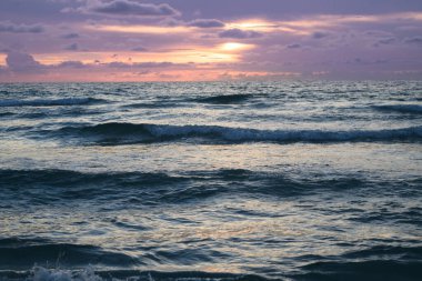 Manzaralı deniz manzarası. Arkaplan ya da arka plan için deniz dalgaları. Sahilde dalgalar. Arkaplan için Waterscape