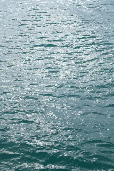 Okyanus suyu yüzeyi. Su dokusu. Deniz yüzeyi. Mavi turkuaz deniz suyu arka planı. Aqua deniz su yüzeyinin arka planı