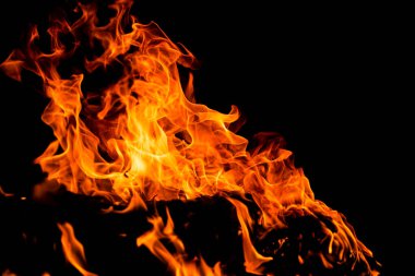 Siyah arka planda yangın alevleri. Yangın arka plan kıvılcımları. Soyut koyu alevler arka planı. Alevlerin arka planı