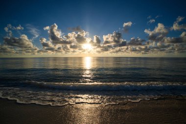 Okyanus sahili arka planı. Deniz doğumu. Sahilde güneş doğuyor. Deniz gündoğumu suyu. Manzaralı gün batımı ya da deniz manzaralı deniz manzarası. Deniz doğası geçmişi