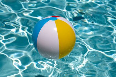 Plaj topu. Yüzme havuzunda yüzen renkli şişme top. Yaz tatili kavramı. Yaz reklamı