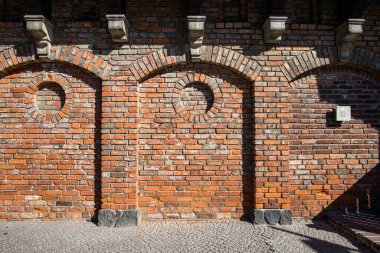 Duvarın arkasında tuğla var. Tuğla duvarın desenli arka planı. Arka plan için duvar deseni. Arkaplan için tuğla duvar dokusu. Sert tuğla duvar
