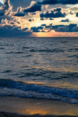 Dramatik bir gökyüzü. Gün batımında karanlık bulutlu bir gökyüzü. Fırtınalı bulutlu gökyüzü. Okyanusun üstünde büyük bulut. Deniz zeminli bulutlu gökyüzü