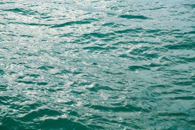 Su manzaralı. Deniz suyu arka planı. Yeşil mavi okyanus suyu dokusu. Deniz suyu ve dalgalar. Okyanus arkaplanı