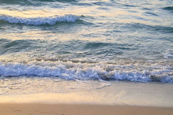 Manzaralı deniz manzarası. Arkaplan ya da arka plan için deniz dalgaları. Sahilde dalgalar. Arkaplan için Waterscape