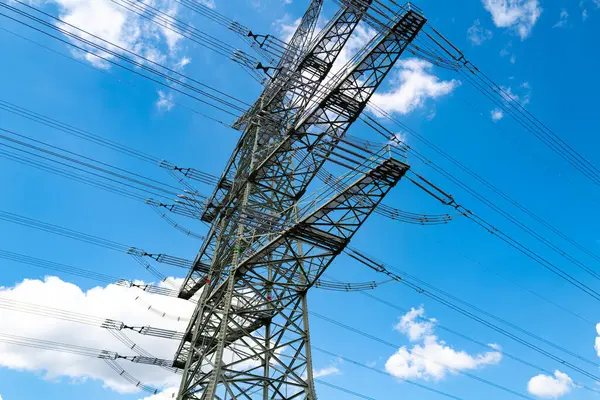 Aktarım teknolojisi. Akıllı şebeke İletişim enerjisi. Yüksek güç elektrik direği. Elektrik iletim hatları olan yüksek voltaj kulesi. Enerji endüstrisi. Yüksek güç iletim pilonu