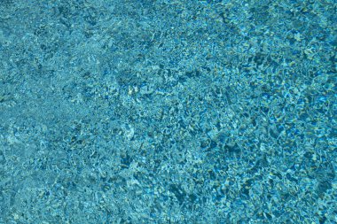 Yüzme havuzu suyu. Havuz suyunun yüzeyi. Arka plan için mavi okyanus ya da deniz suyu. Havuz suyunun en üst görüntüsü. Grafik tasarımı için dalgalar
