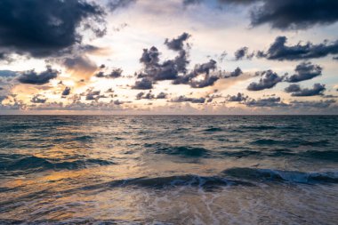 Renkli dramatik gökyüzü. Okyanusun üstünde büyük bulut. Deniz zeminli bulutlu bir gökyüzü. İnanılmaz dramatik gün batımı arkaplanı